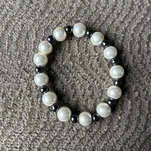 Very good condition Elegant Faux Pearl and Black Bead Bracelet